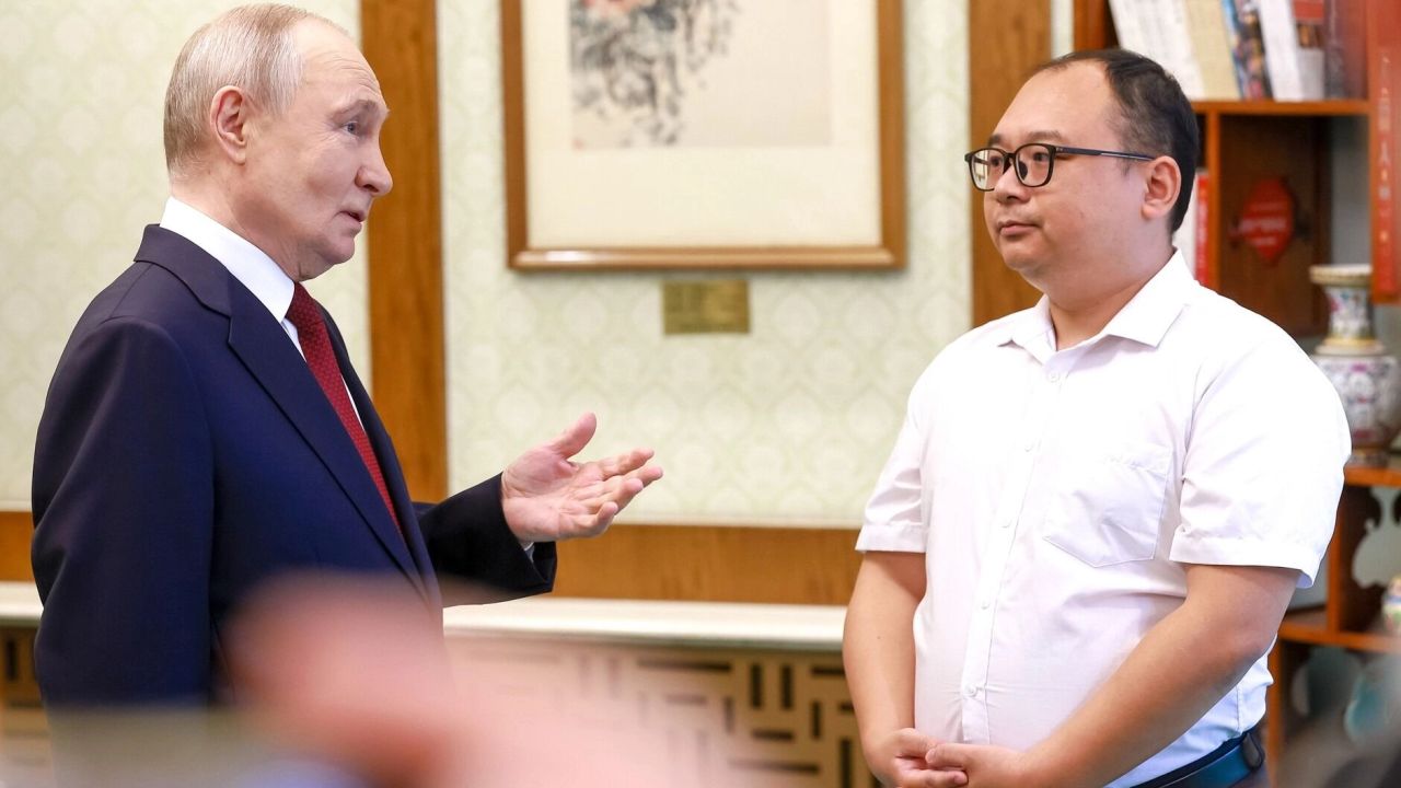 Инженер, которого в детстве поцеловал Путин, подарил президенту РФ фарворовый сервиз