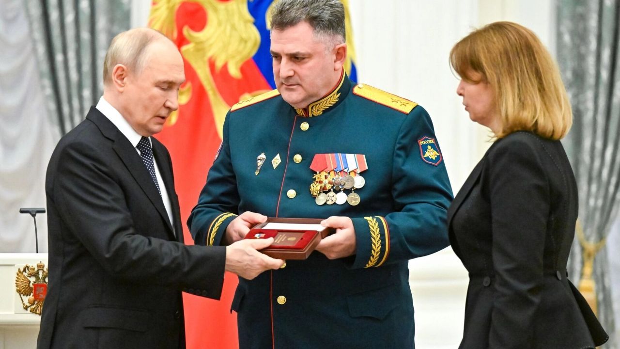 Путин наградил участников СВО «Золотыми Звездами» Героя России